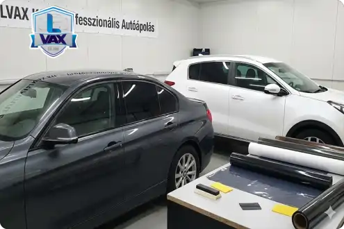 Két autó fóliázás alatt, az egyik sötétített üveggel