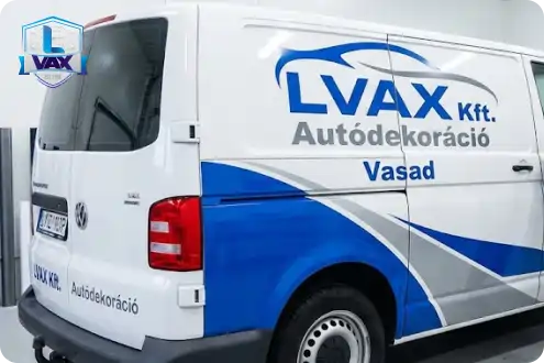 Bemattult és felpolírozott autó fényszóró összehasonlítása